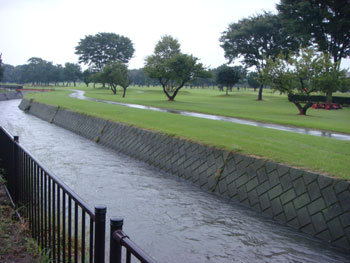 新玉村ゴルフ場コース　川が増水